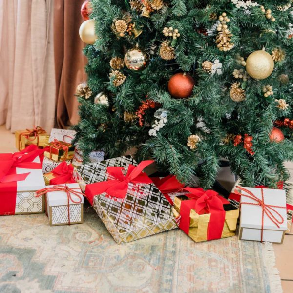 How To Plan A Christmas Party That Won't Break The Bank - Everyday Thrifty