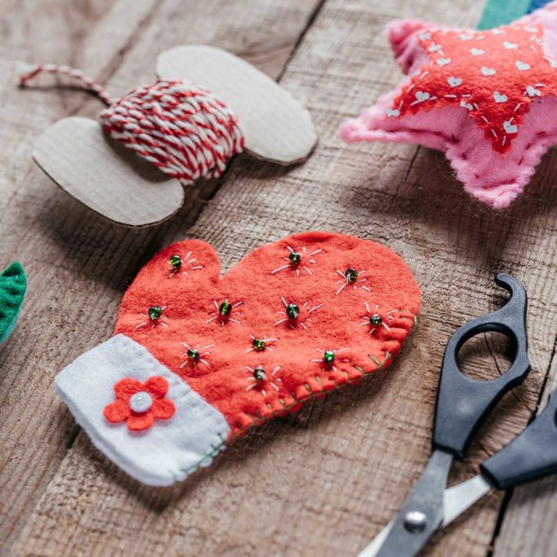 15+ Ideas For Cheap Christmas Decorations That Make Your Home Look