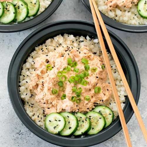 Make yourself a spicy, tuna bowl, perfect to throw together in less than 10 minutes. 