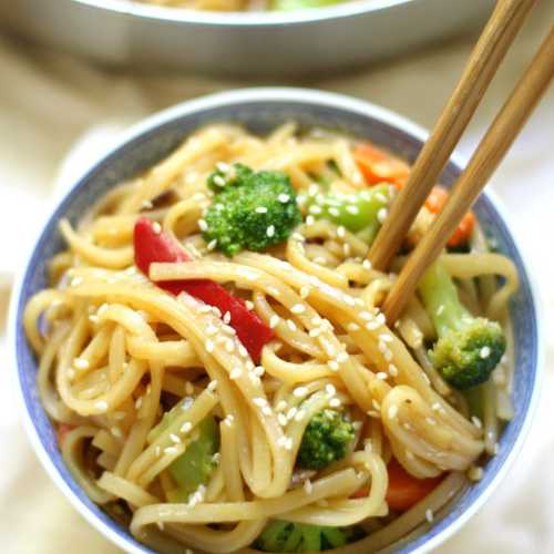 A cheap easy lunch option is this vegetable lo mein, perfect for lunch at work or school. 